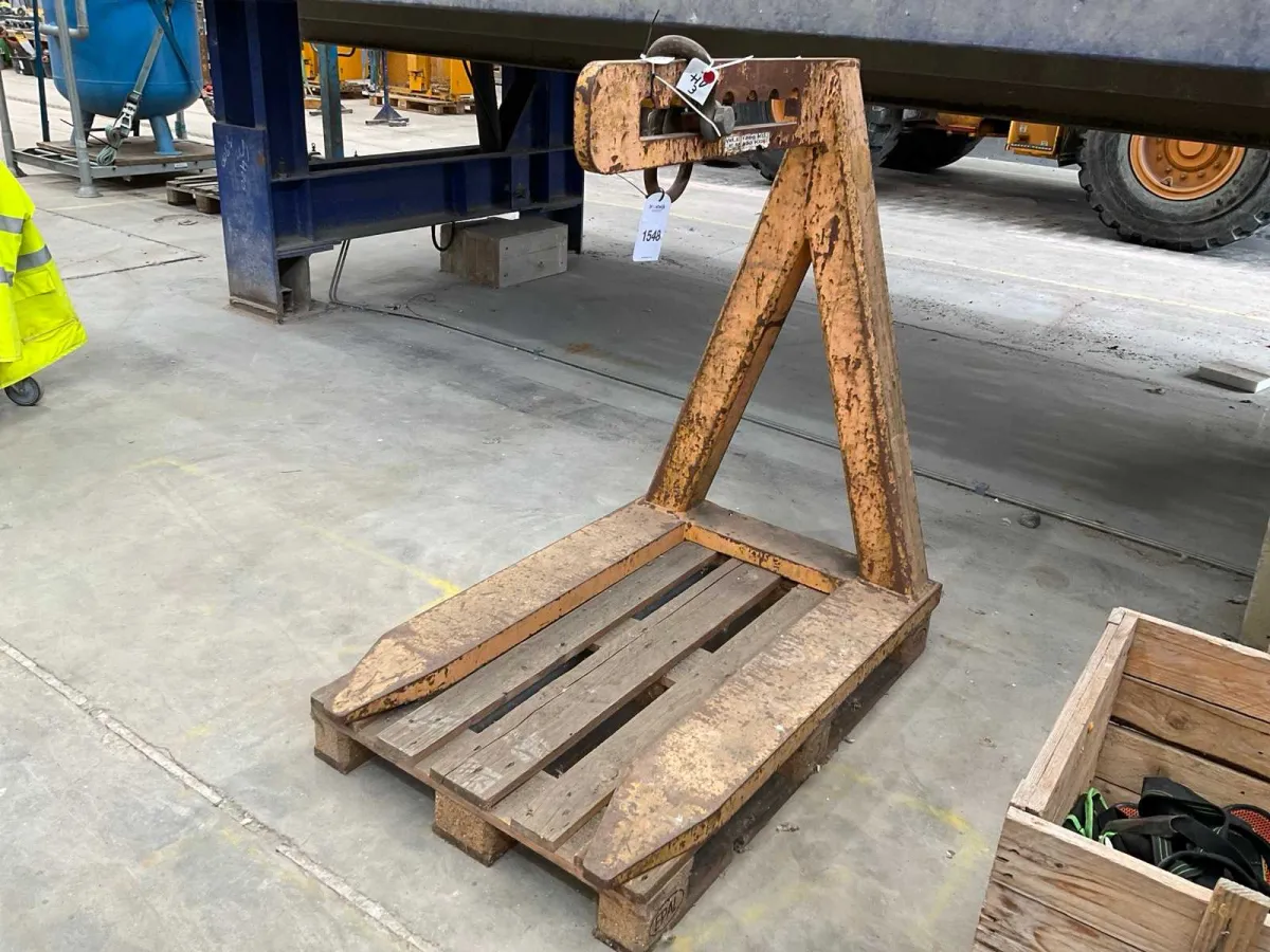 Pallet hook