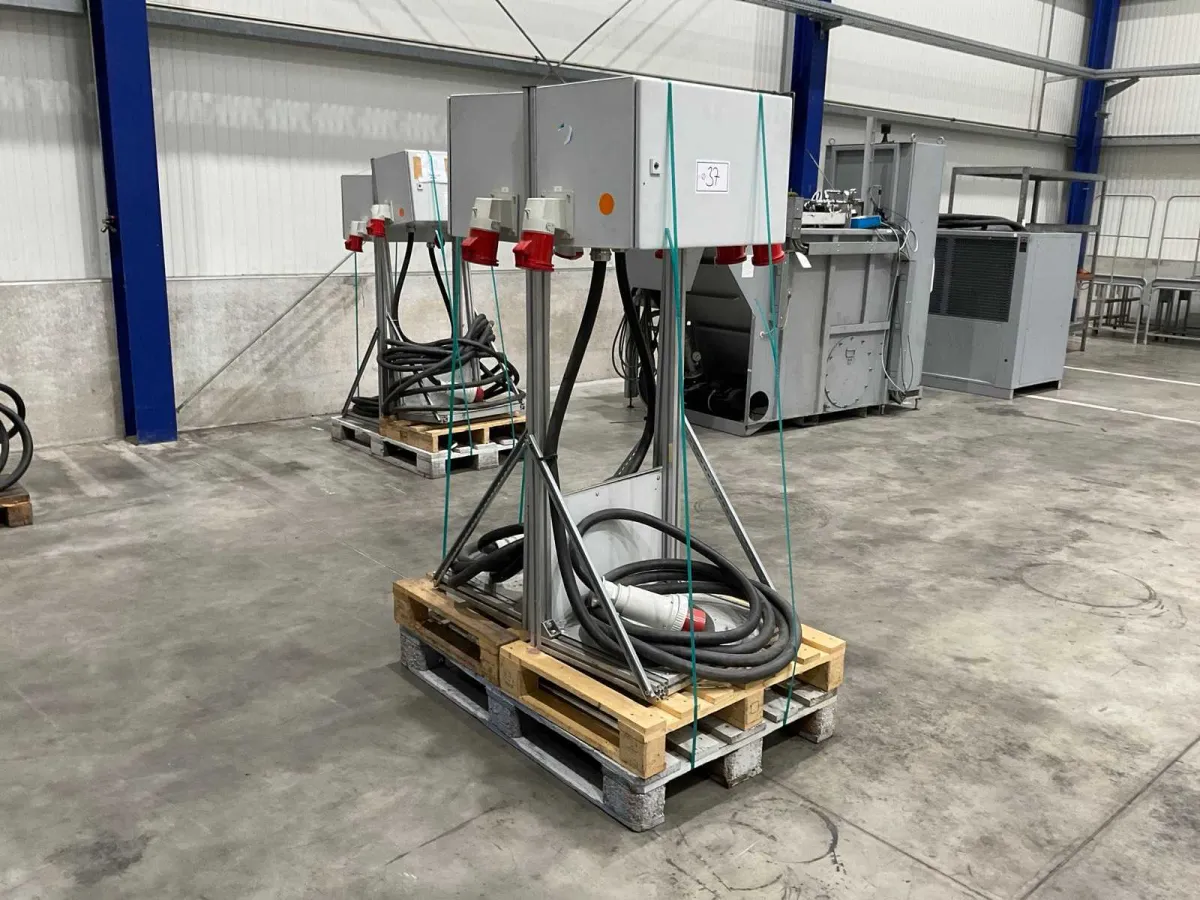 Power distributor (2x)