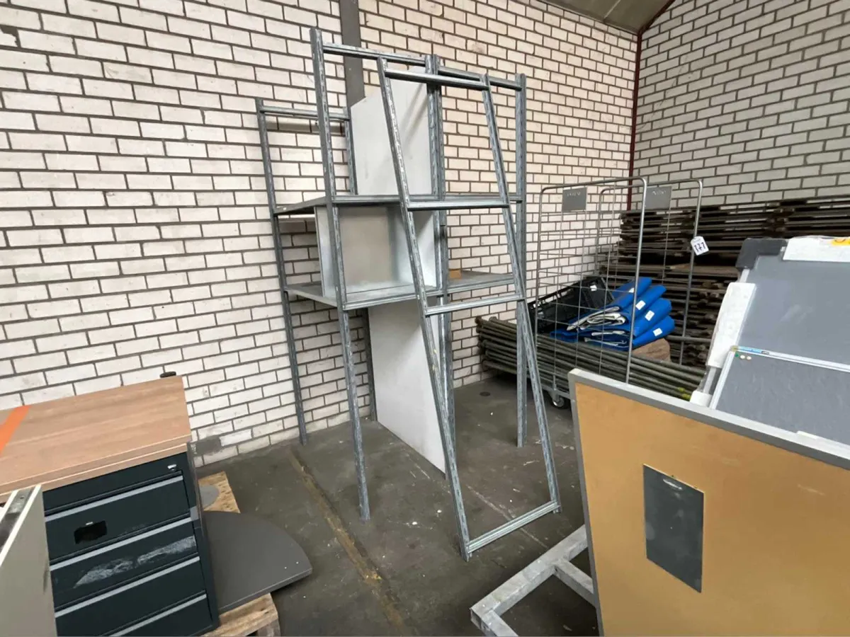 Verschiedene verzinkte Stahlregale