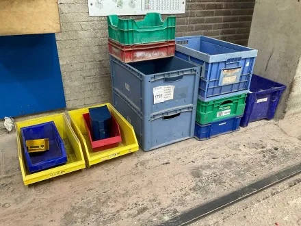Charge verschiedener Stapelkisten – RESALE