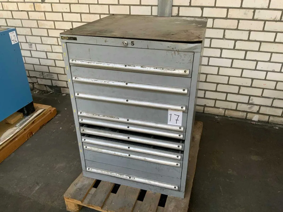 Lista Stanzwerkzeug mit Schubladenschrank