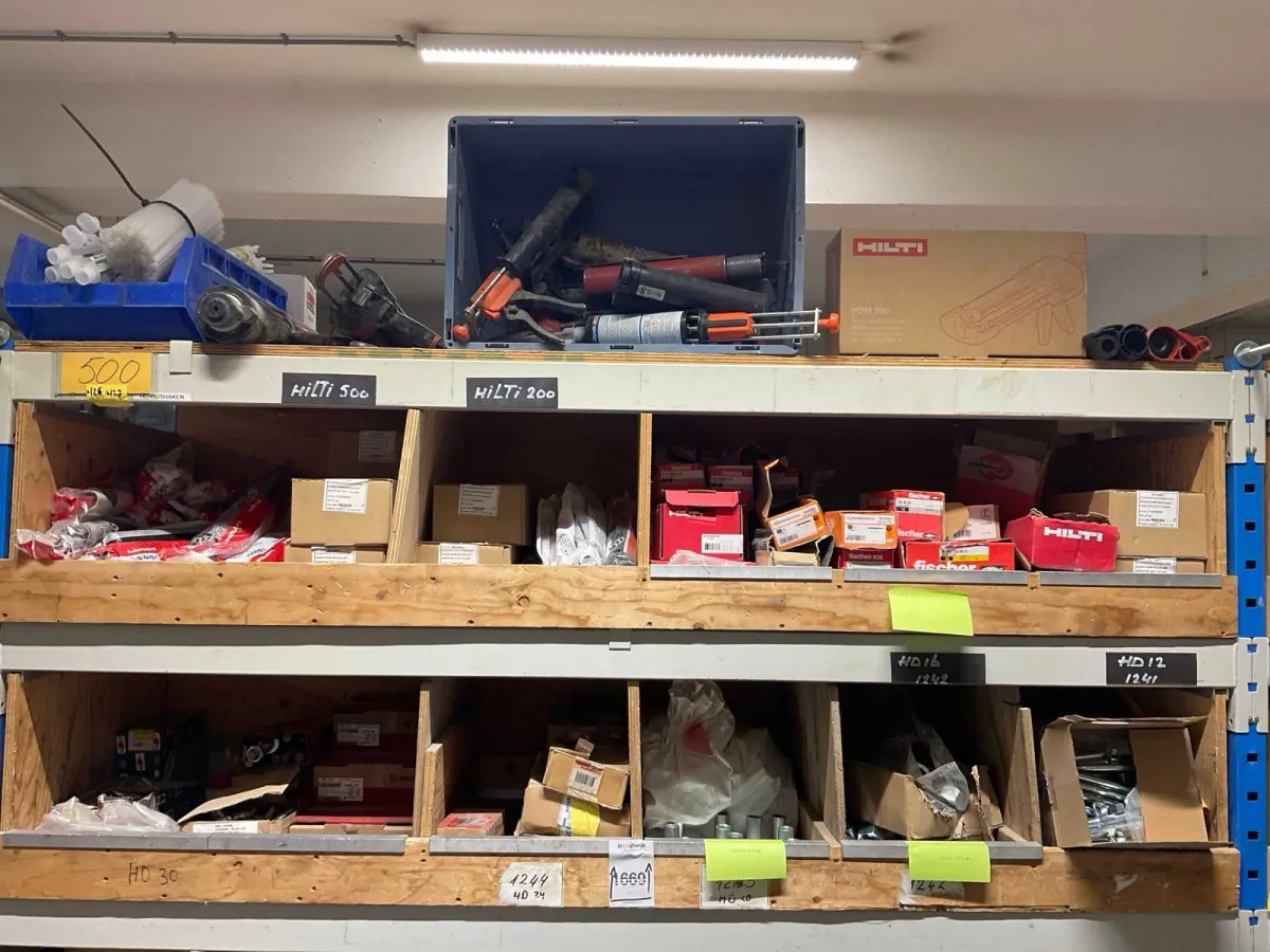 Hilti, Fischer-Bausatz und verschiedene Bau- und Befestigungsmaterialien