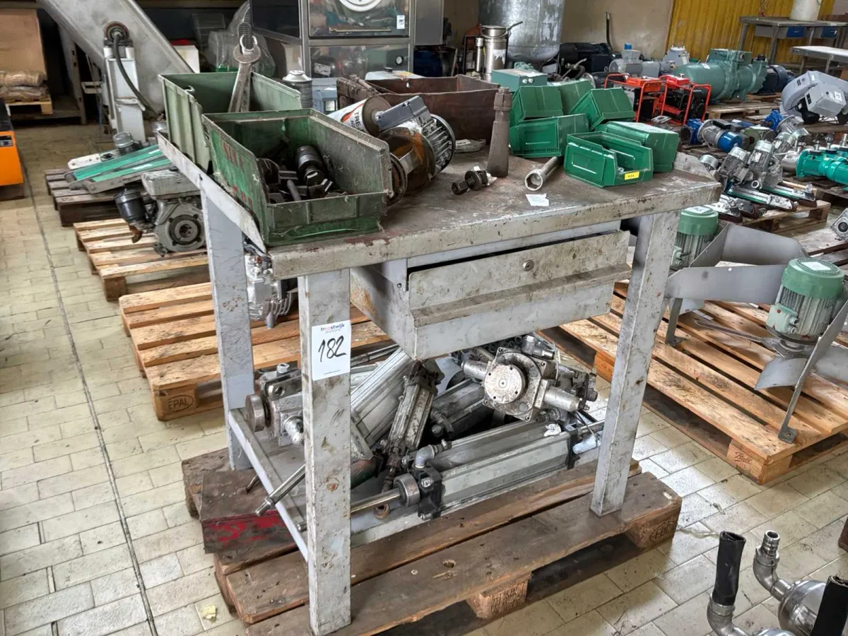 Workbench mit Inhalten