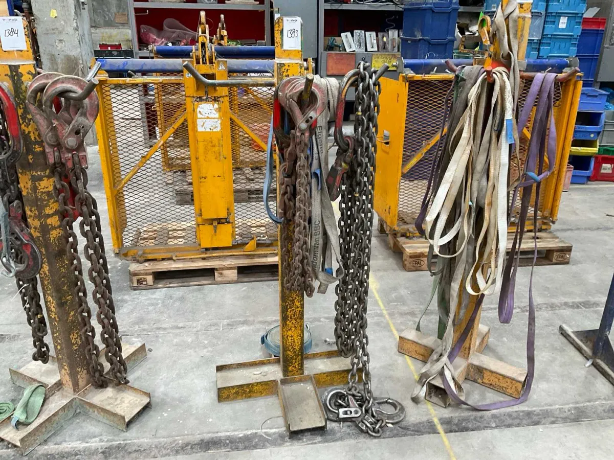 Storage rack with lifting equipment