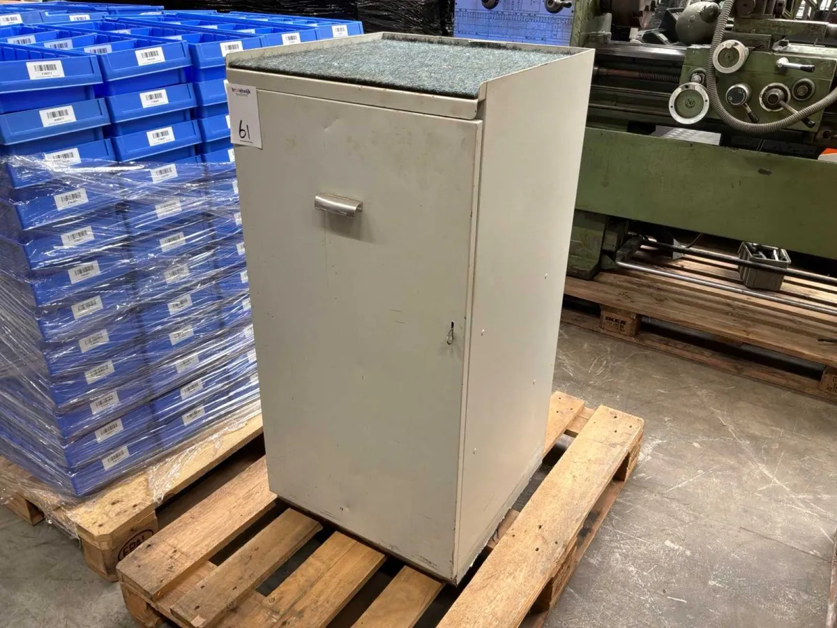 Workshop cabinet