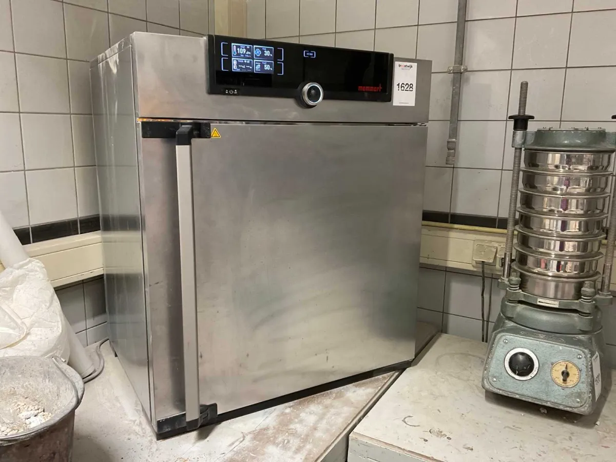 Four de séchage Memmert UF110