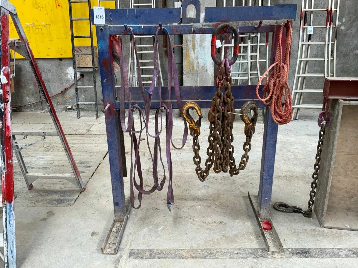 Storage rack with lifting equipment