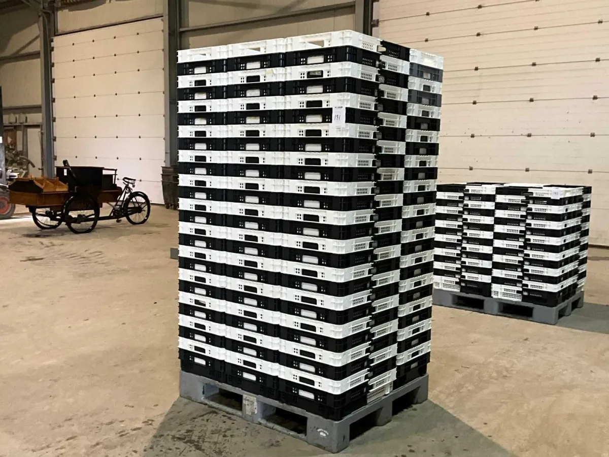 Stackable crate (135x)