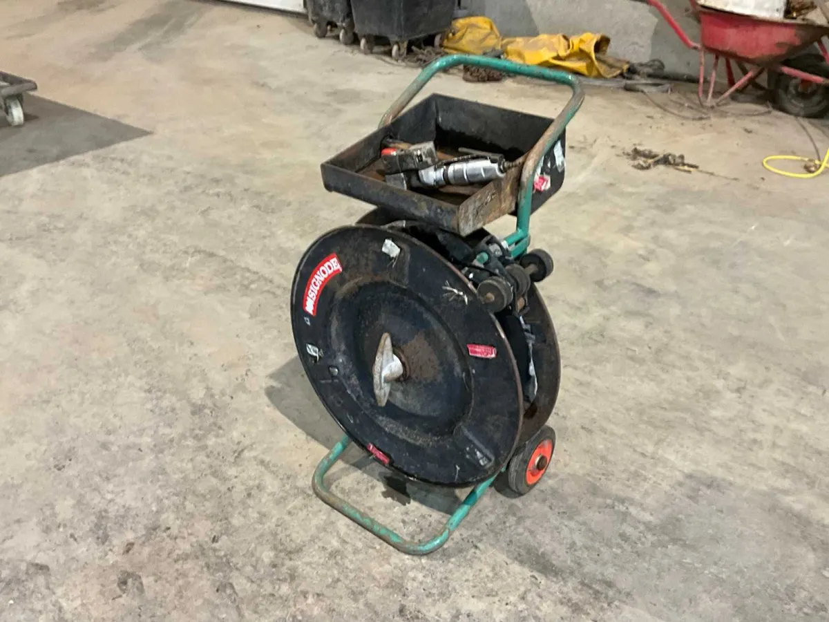 Strap closure device