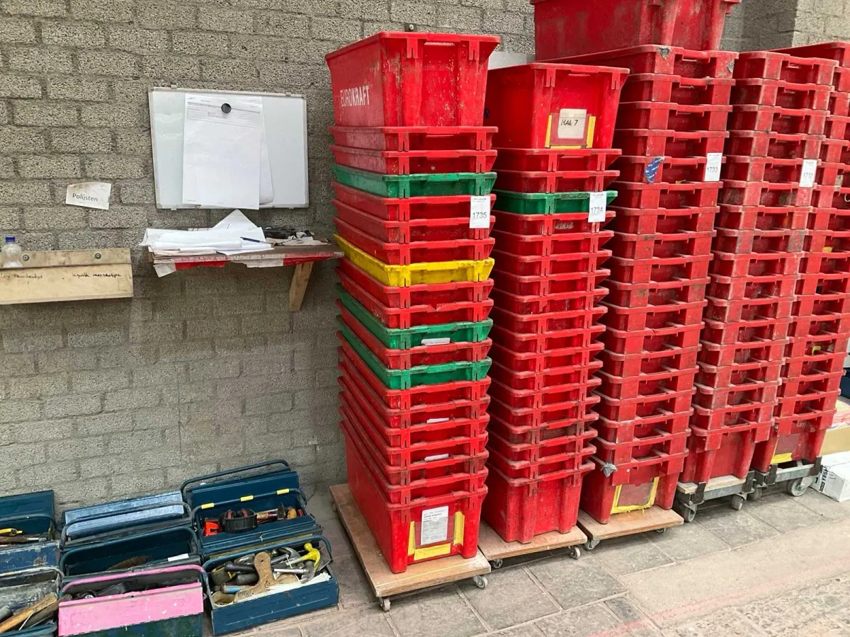 Stacking crates on trolley