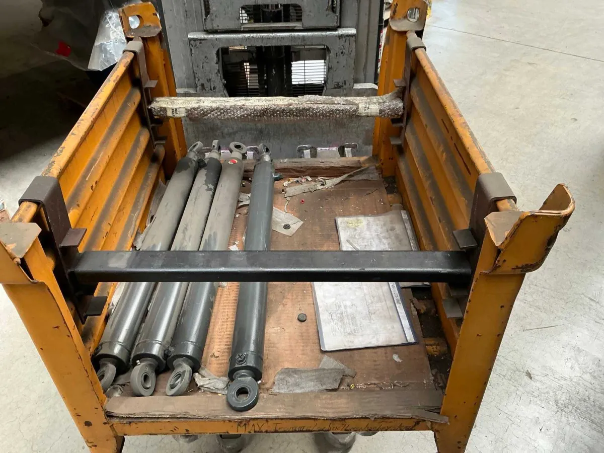 schwere Hydraulikzylinder / Differentialzylinder mit Gelenkaugen (4x)