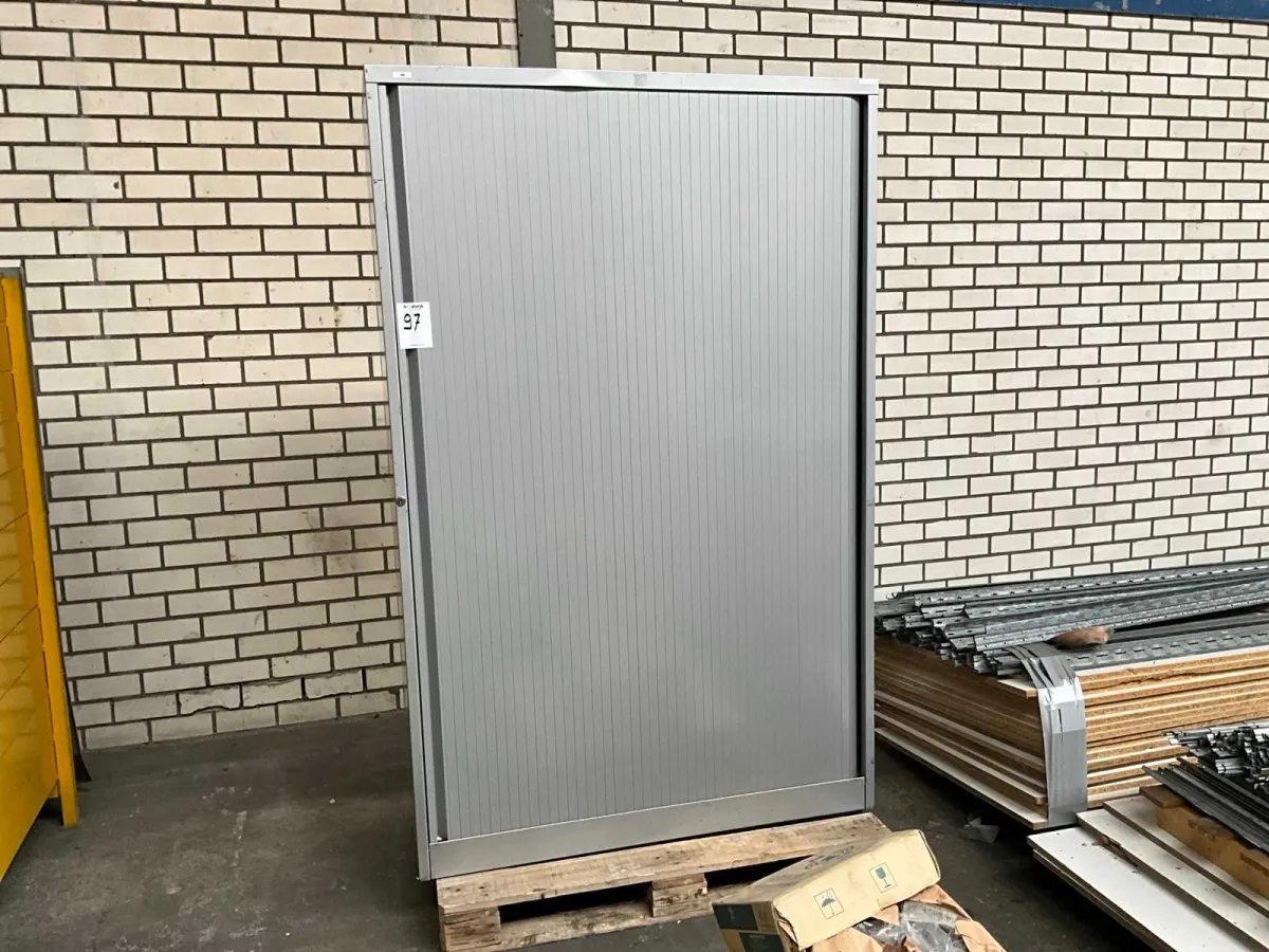 Armoire à porte aveugle