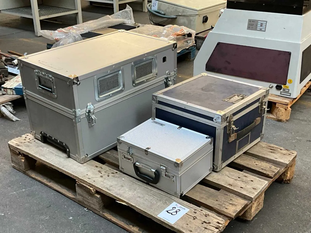 Various boxes (3x)