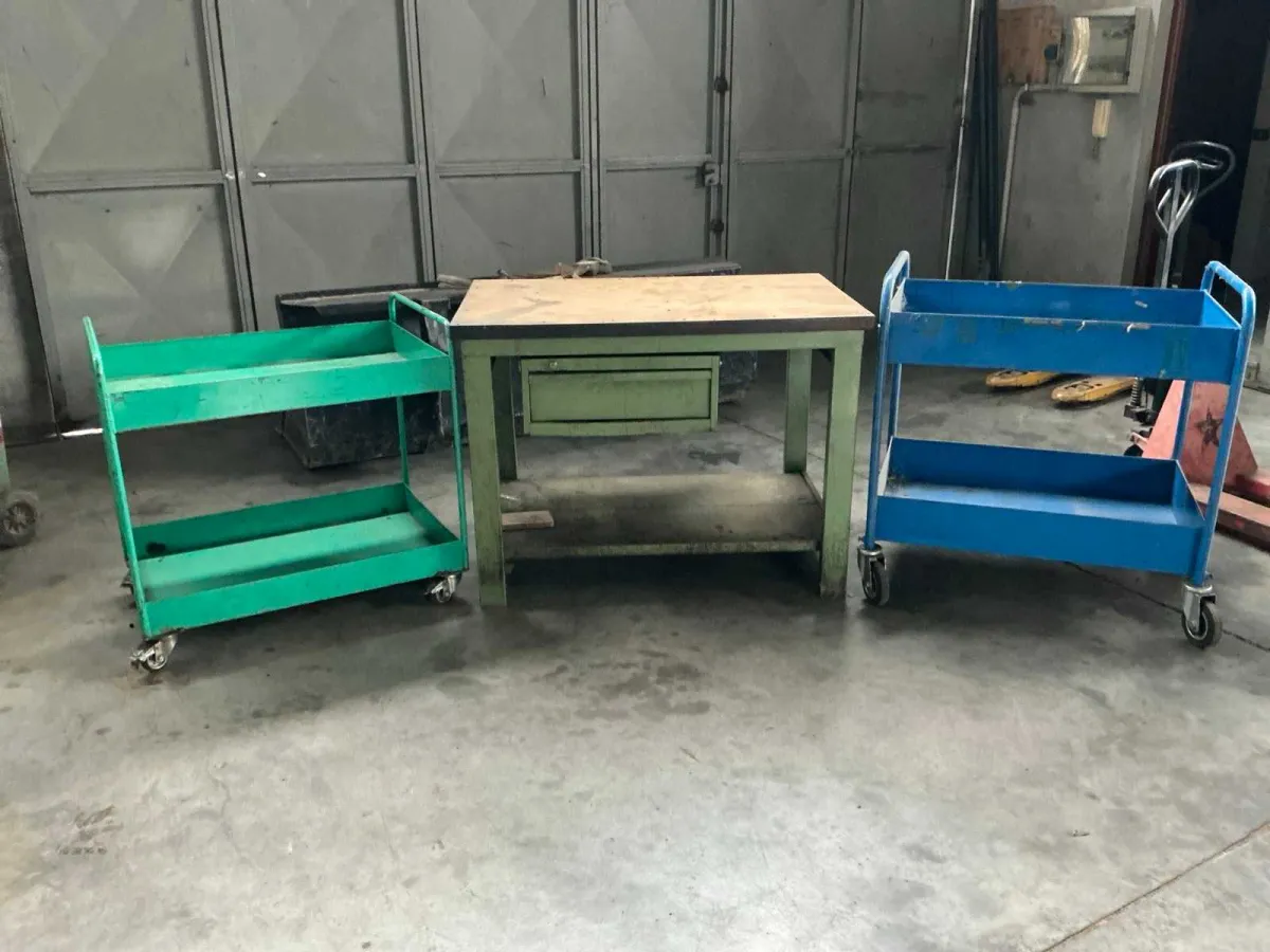 Werkbank und 2 Wagen mit Regalen