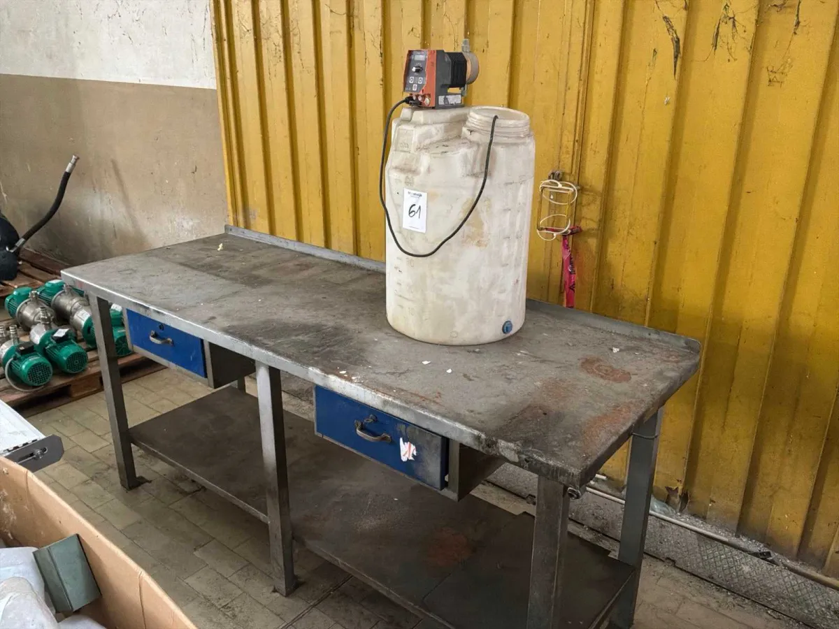 Workbench with dosing unit