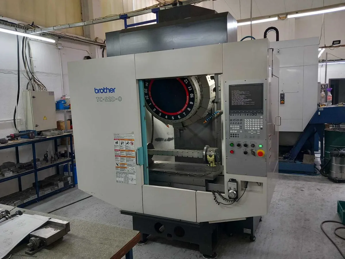 2010 - BROTHER - TC-S2D - Centro de máquinas CNC universal