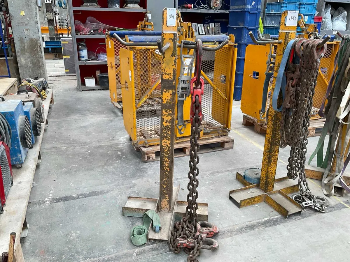 Storage rack with lifting cables