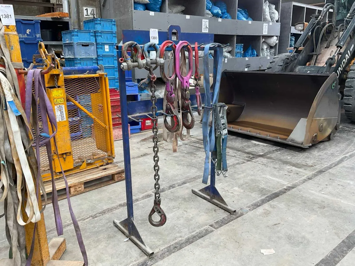 Storage rack with lifting equipment