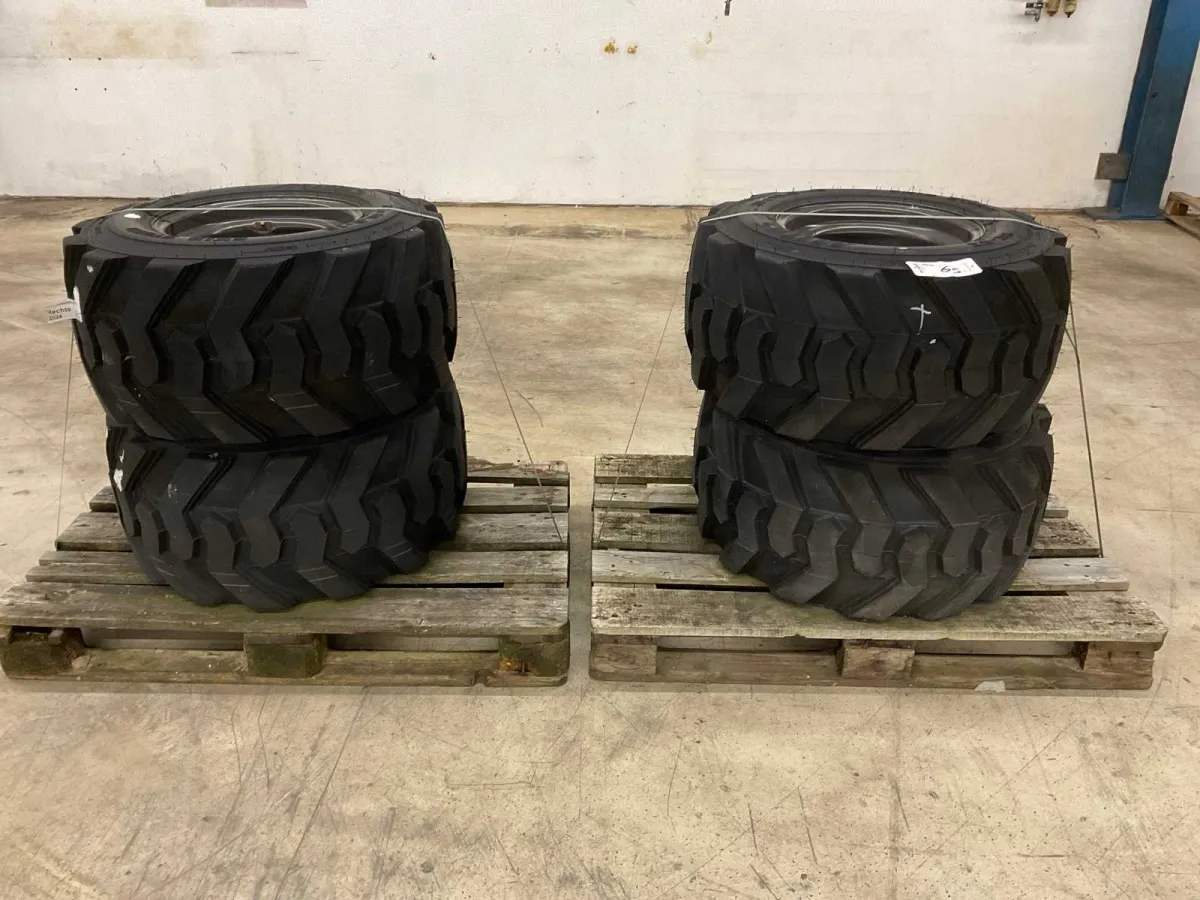 Mitas 31x15.50-15 Skid Steer SK-02 Radlader Reifen mit Felgen (4x)