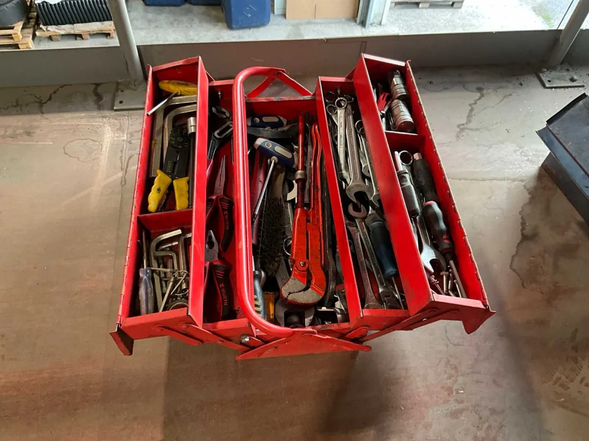 Caja de herramientas con contenido