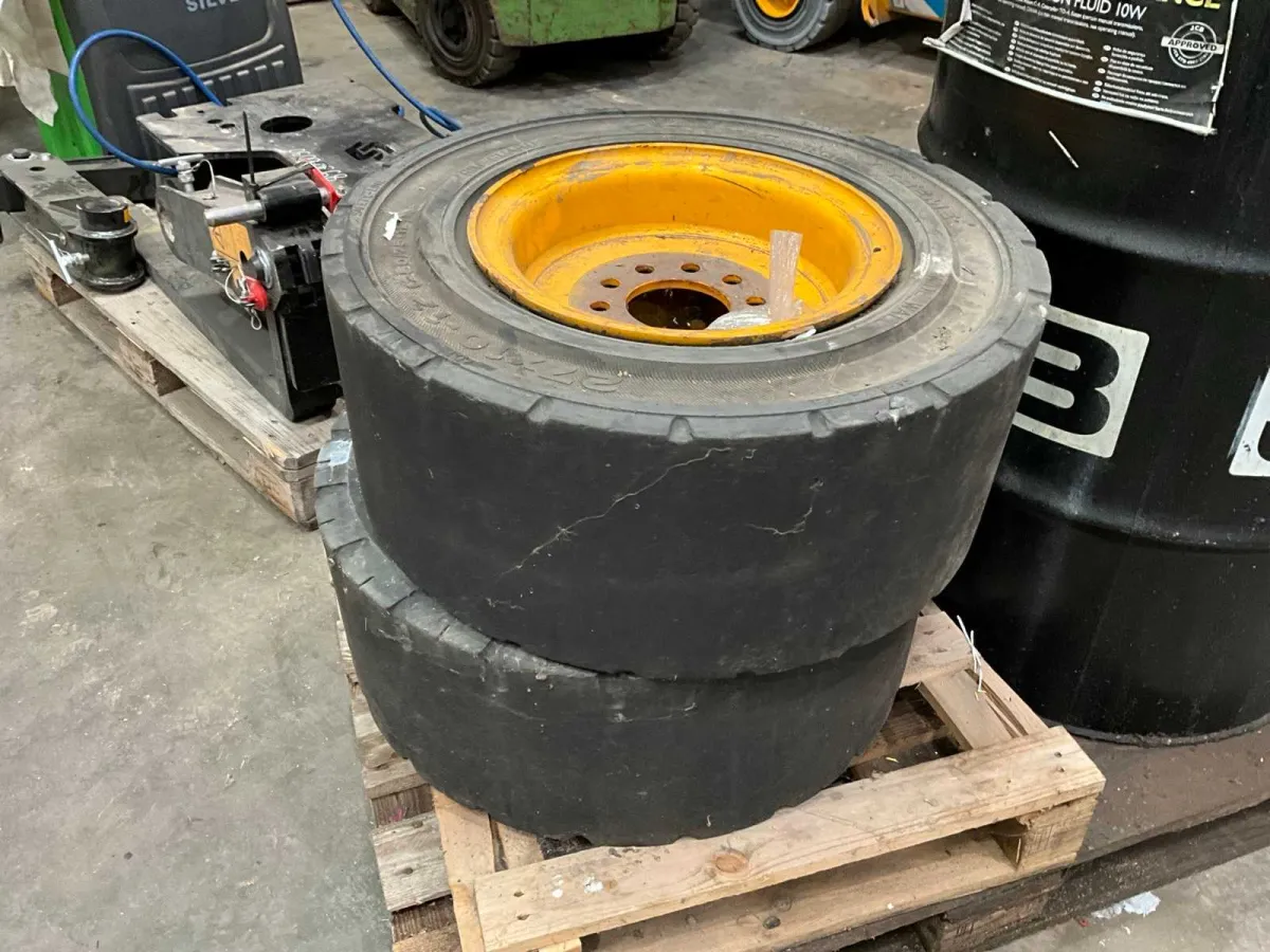 Pneumatico per carrello elevatore Solideal 27x10-12 in gomma solida con cerchi per JCB Teletrac (2x)