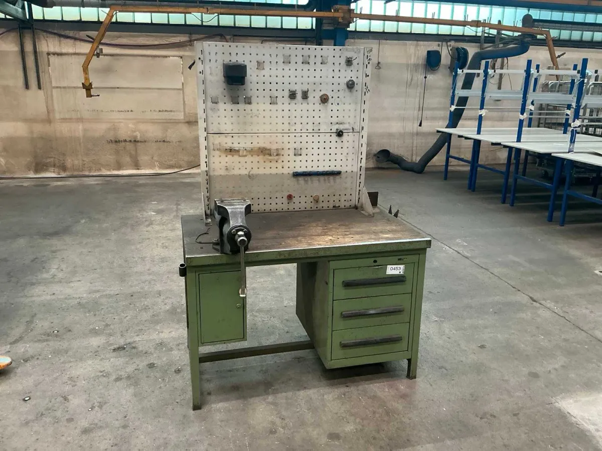 Workbench with vice
