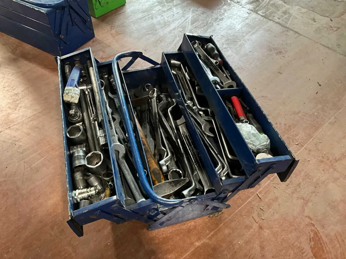 Caja de herramientas con contenido