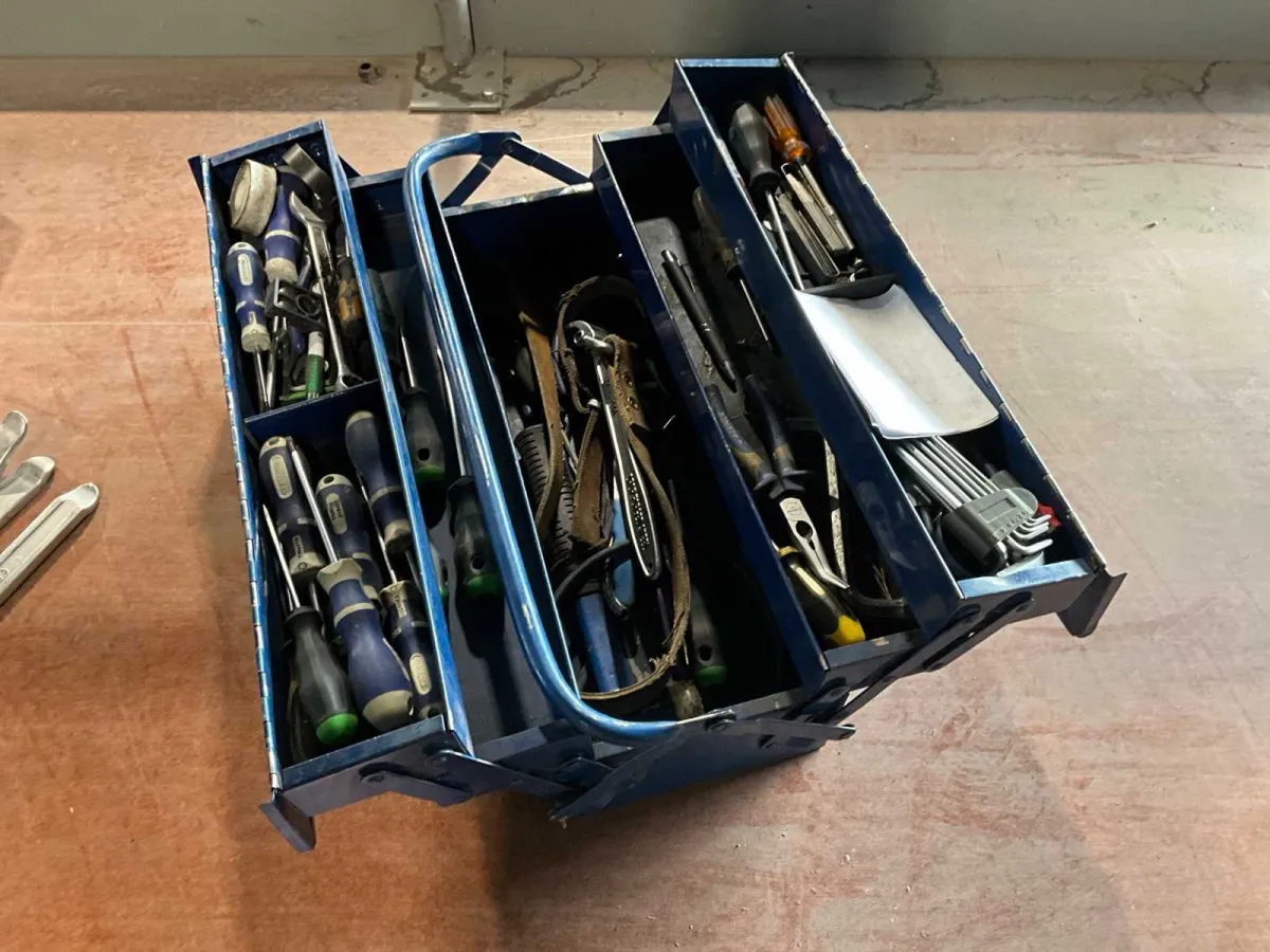Caja de herramientas con contenido