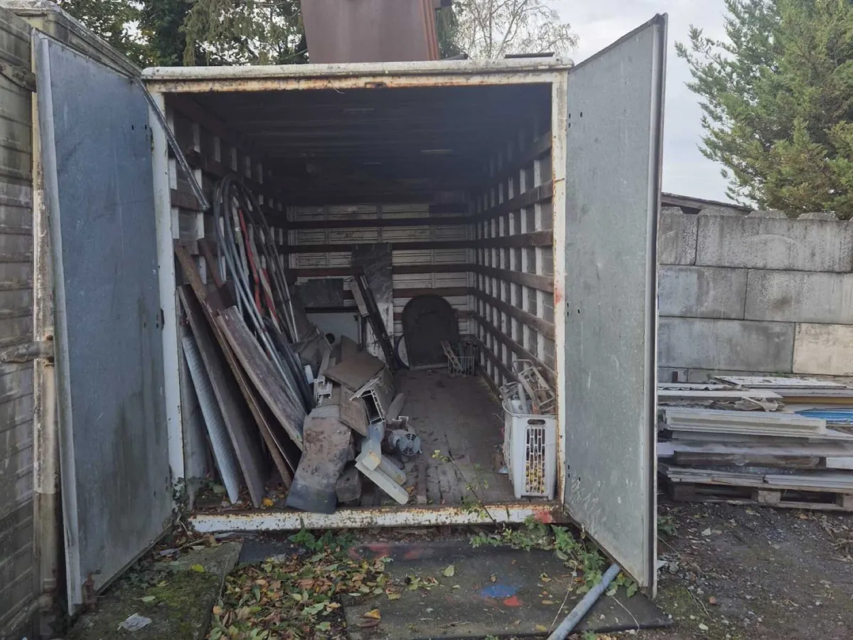 Aluminiumbehälter/Lkw-Koffer mit verschiedenem Eisenwarenset und Schrottmetall. Weitere Einheiten &