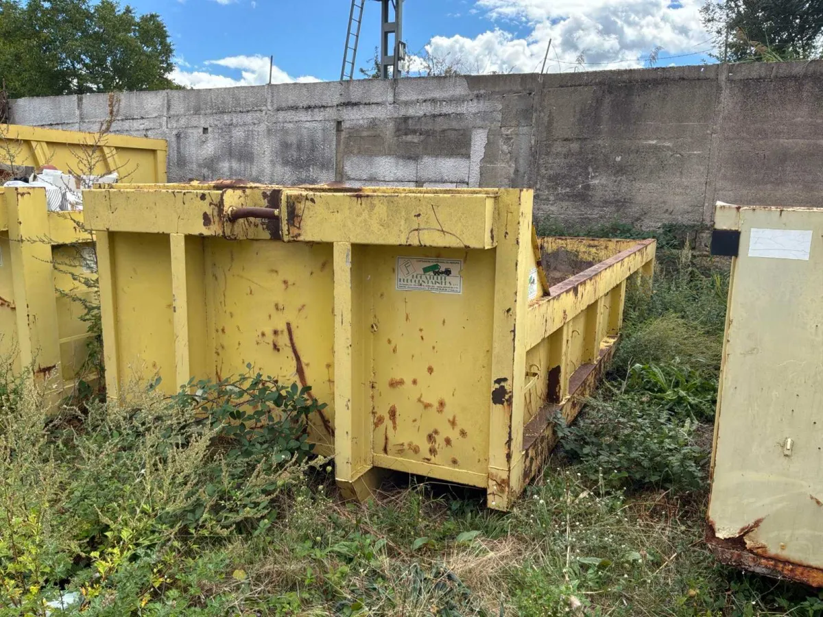 Waste dumpster