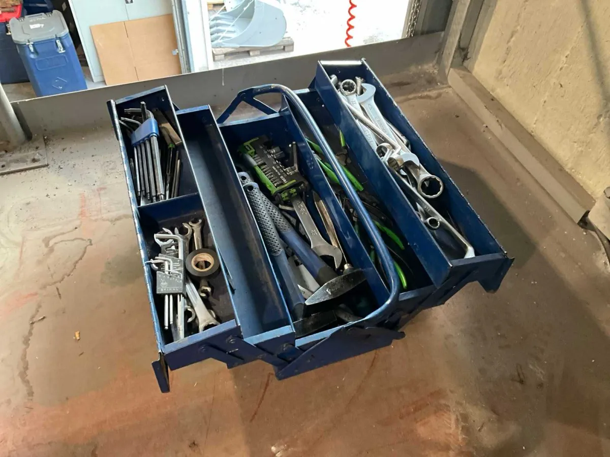 Caja de herramientas con contenido