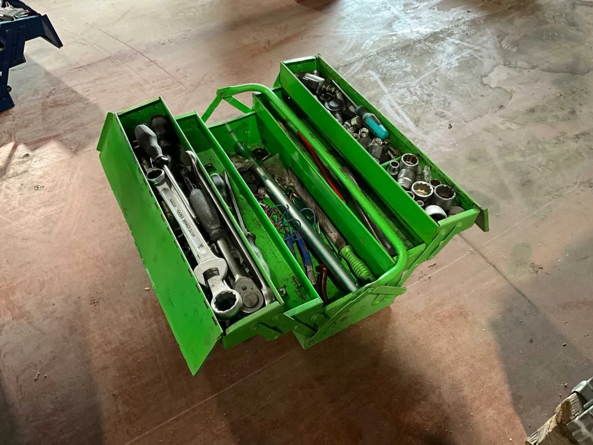 Caja de herramientas con contenido