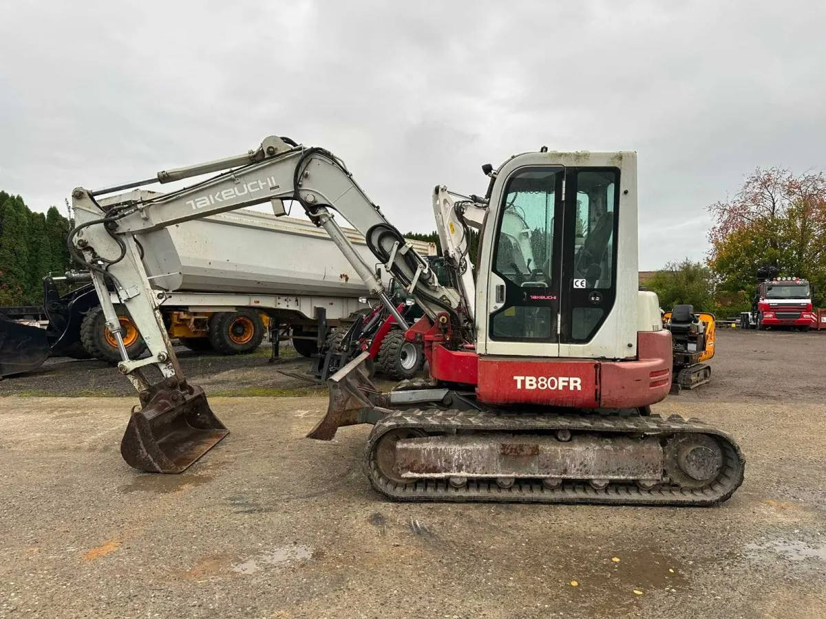 2006 Takeuchi TB80FR Takeuchi TB80FR – 8 T Krabbenbagger – 41,2 kW – 5.828 h – Hydraulikblatt – 2006