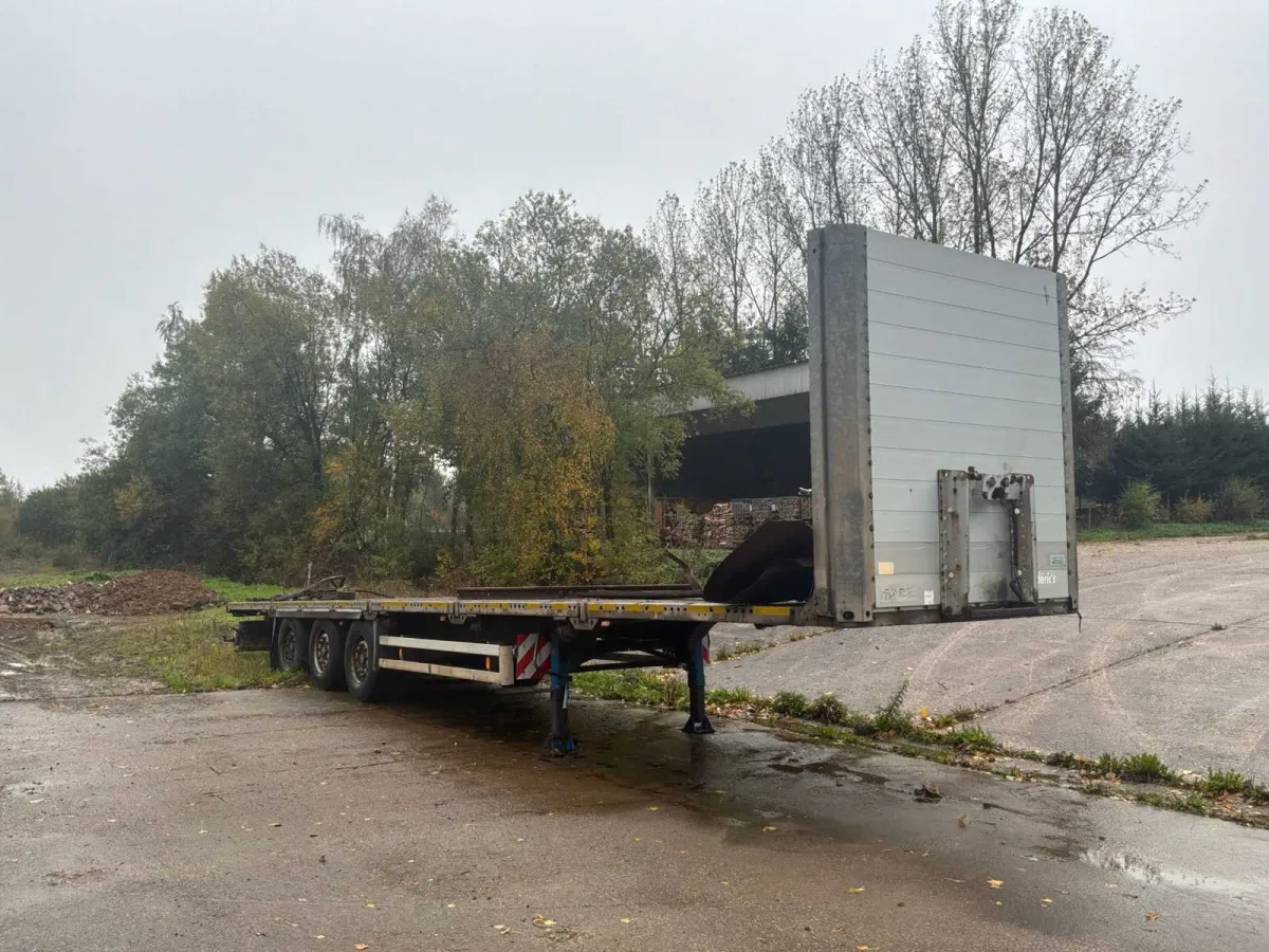 Verschiedene Lkw-Anhänger / Flachbett-Sattelauflieger SCHMITZ CARGOBULL S01 – 3 Achsen