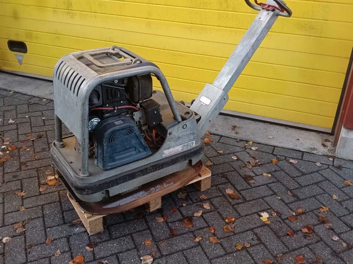 Compacteur à plaques réversibles Swepac FB250 2013 – Diesel Yanmar – 40 kN – démarrage électrique