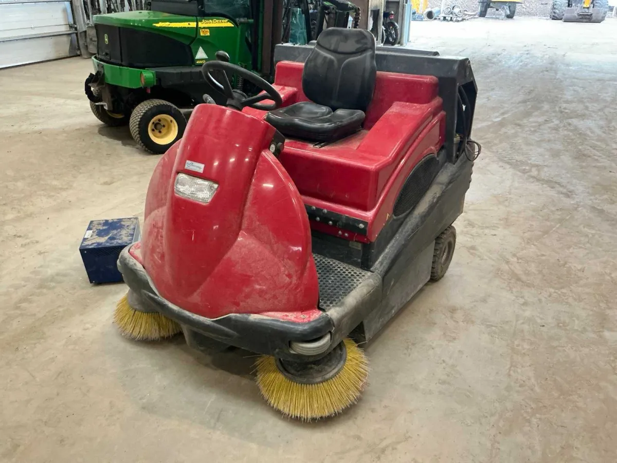 Self-propelled sweeper