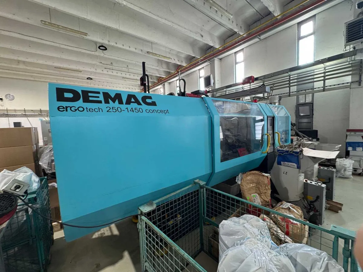 2001 - Demag - 250-630 - Demag 250-630 - Máquina de moldeo por inyección
