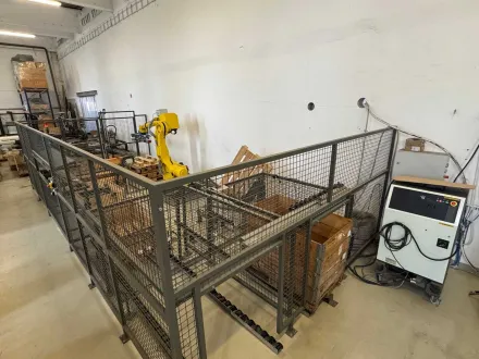 Roboter und Automatisierung - FANUC - Industrieroboter mit Förderband und Sicherheitsgehäuse – RESALE