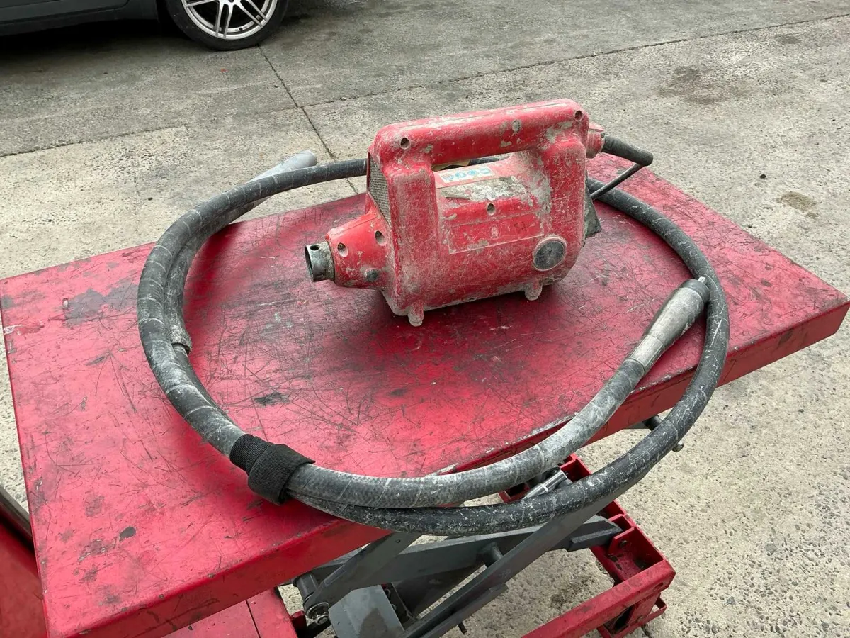 Cement vibrator