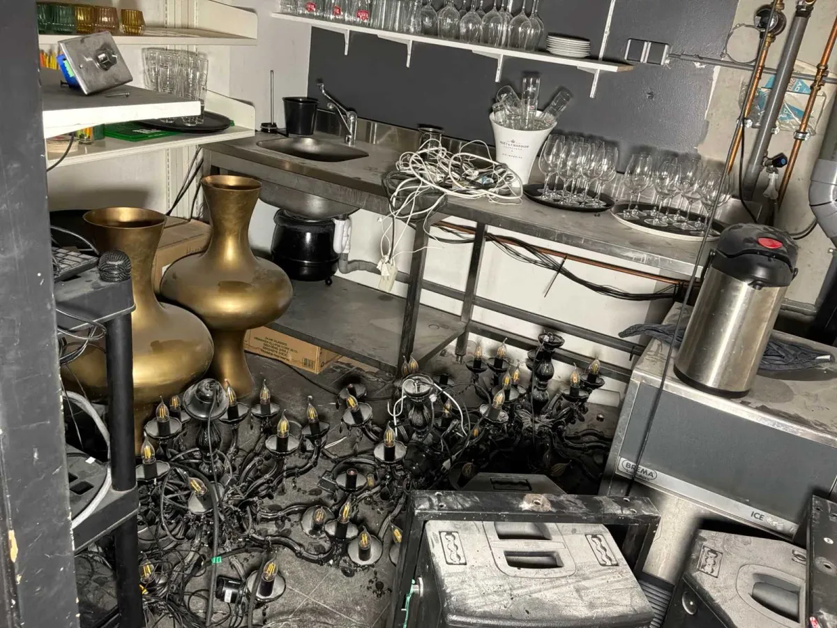 Große Ladung verschiedener Catering-Utensilien