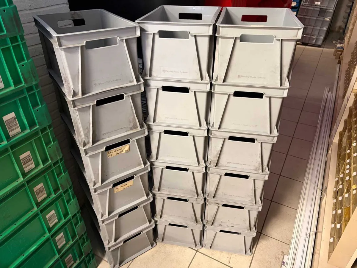 Stackable crate (18x)