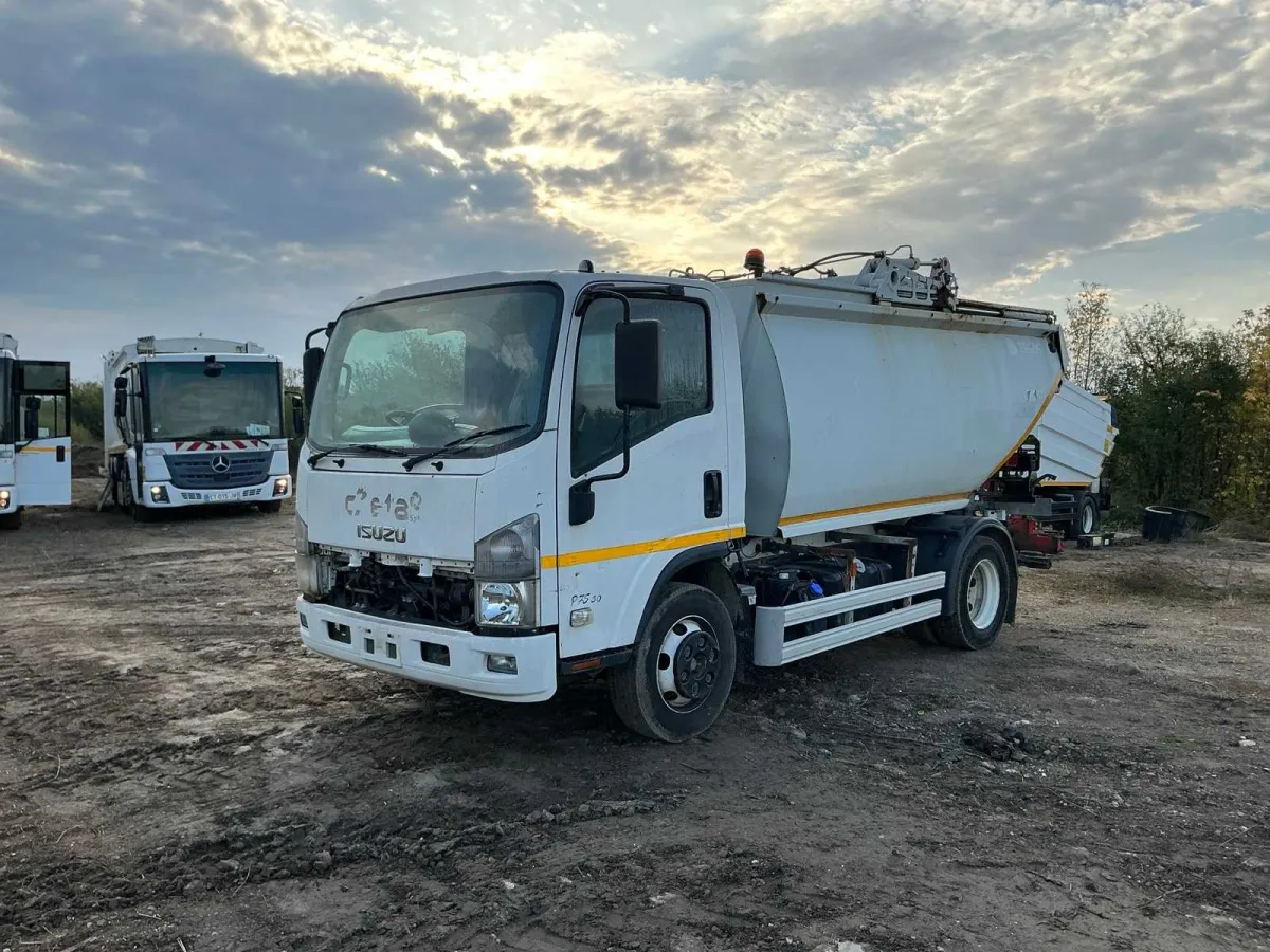 2016 - Camion de collecte des déchets - ISUZU