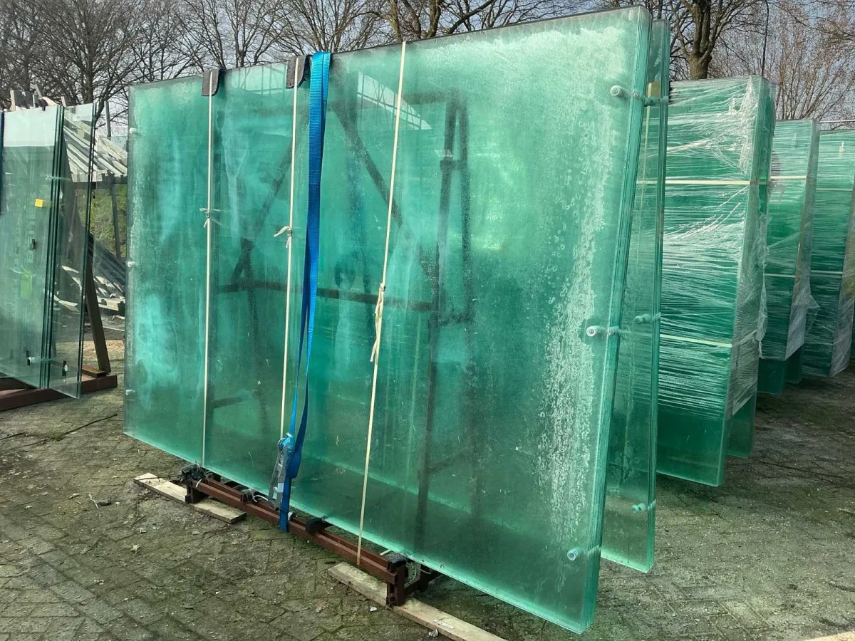 18-fache Glasplatte auf der Brücke