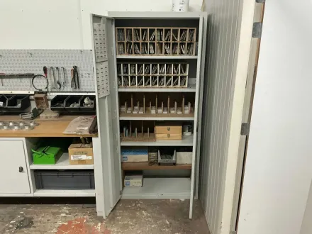 Im Schrank gibt es viele Leitz-Fräsenblätter und Fräsenzubehör – RESALE