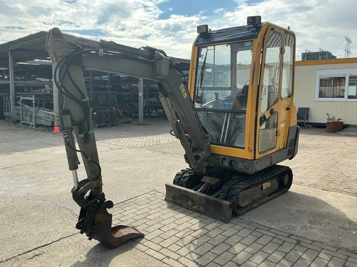 2001 Volvo 261 Mini-Bagger