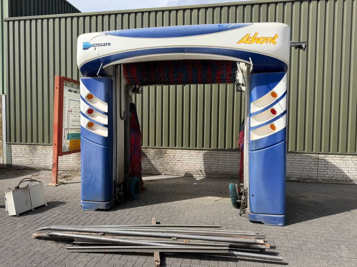 Lavaggio auto automatico Ceccato Advantage con 3 spazzole e spazzole per le ruote