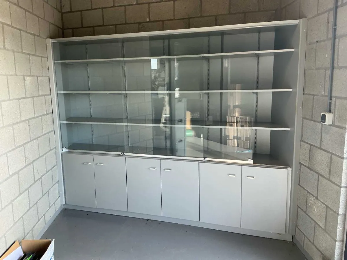 Vitrine – ca. 5.100 mm breit vorne – Schiebetüren aus Glas – 4 Regale – 6 Untertüren