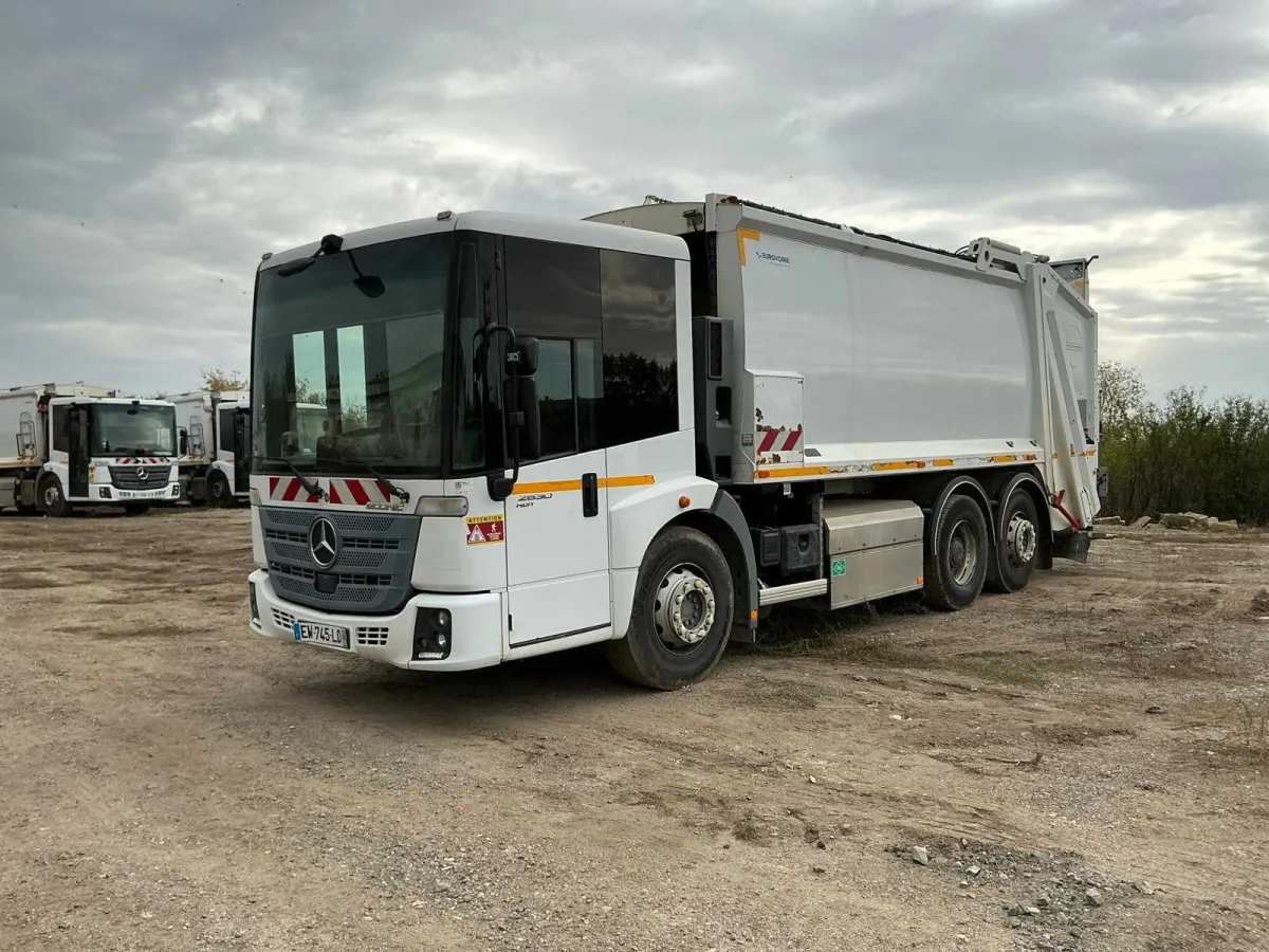 2017 - MERCEDES BENZ - Camion de collecte des déchets