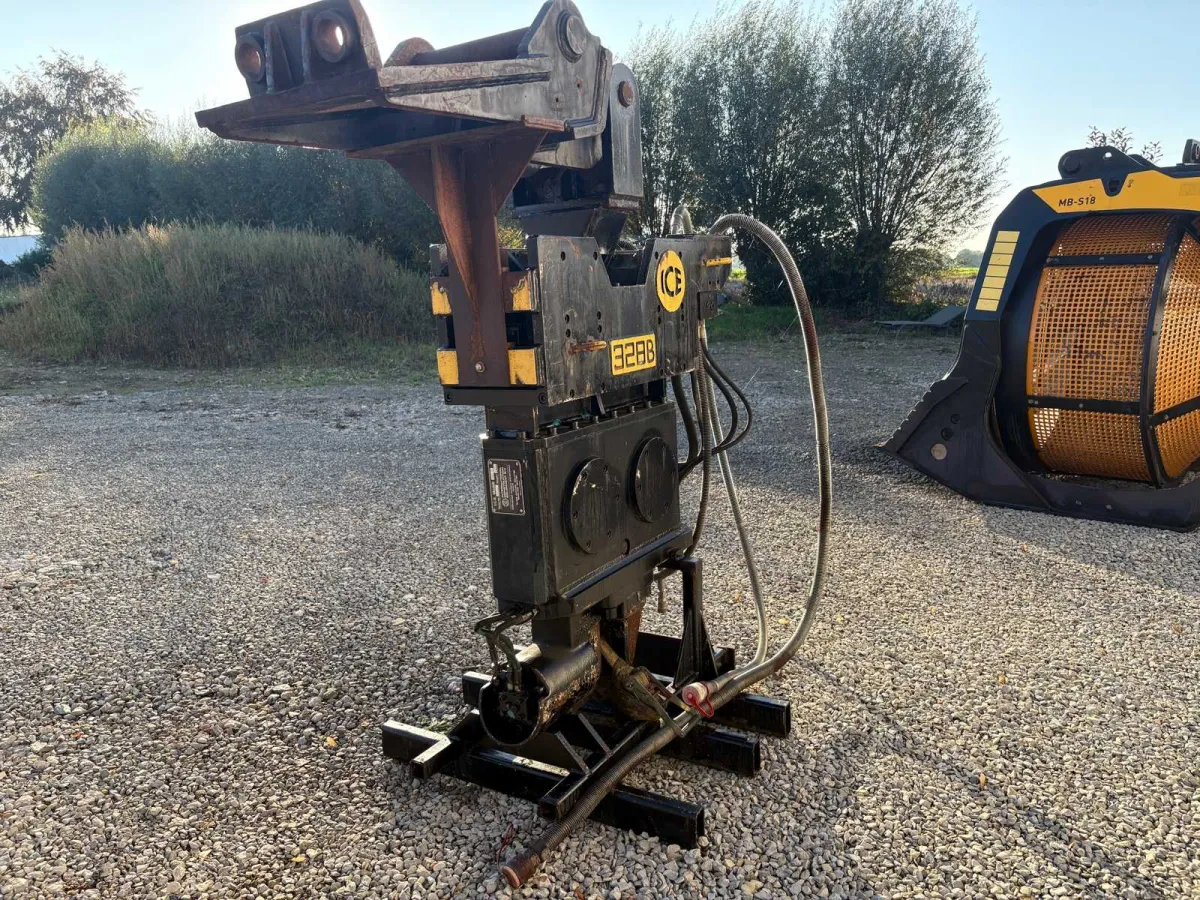 I.C.E. – International Construction Equipment B.V. 328 B Martillo Vibrador Hidráulico / Plataforma de pilotes