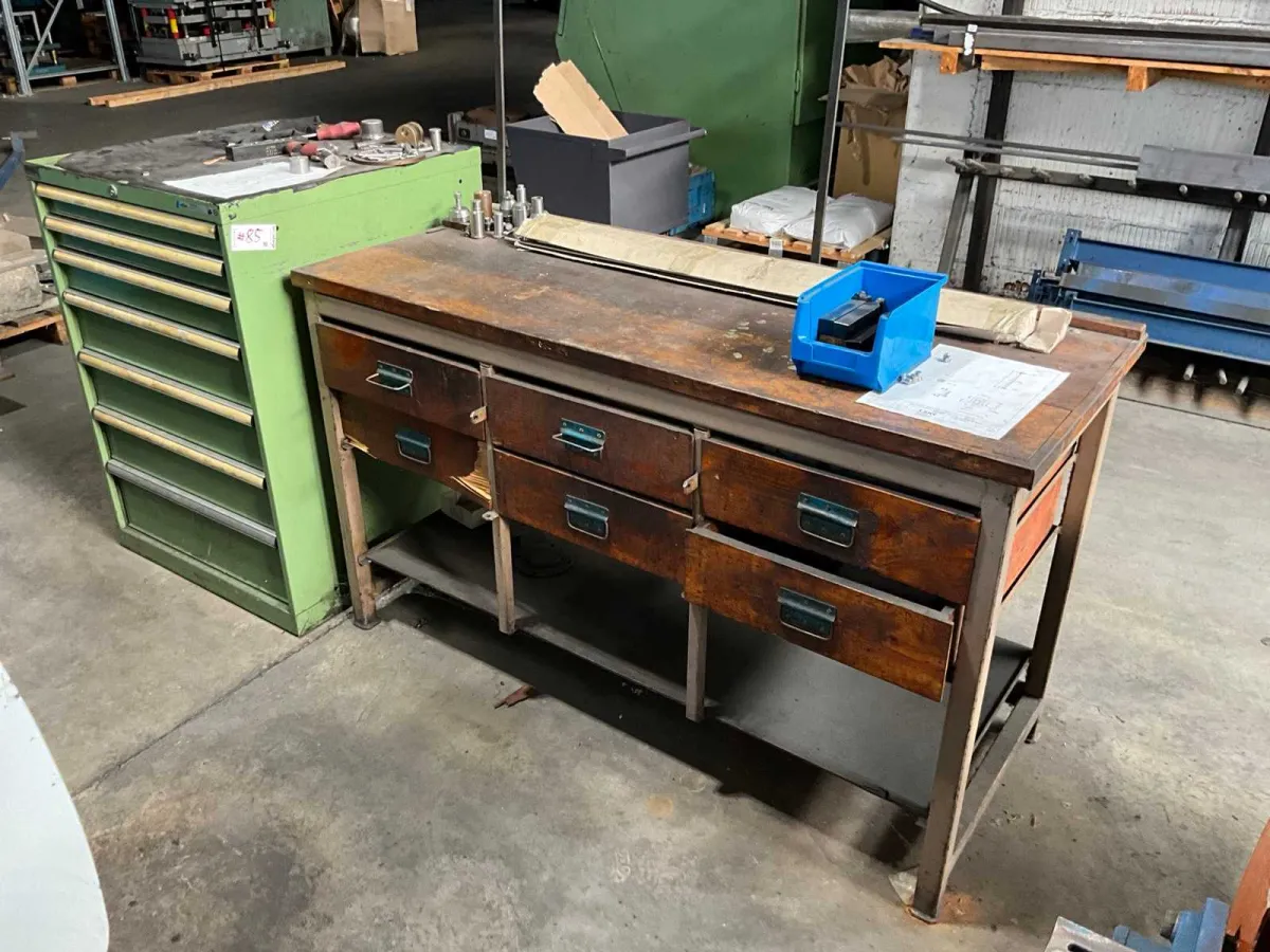 1 Werkbank & 1 Schubladenschrank mit Inhalt